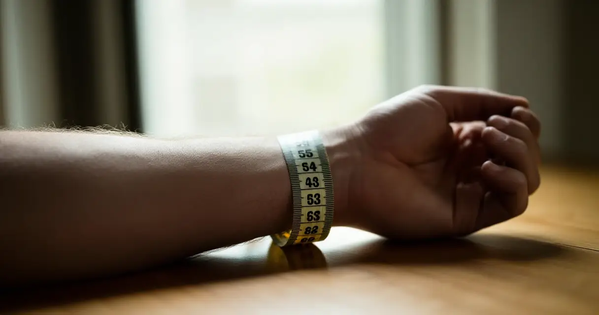 Miehen ranteen ymp&auml;rysmitan mittaaminen mittanauhalla ennen &auml;lykellon ostoa